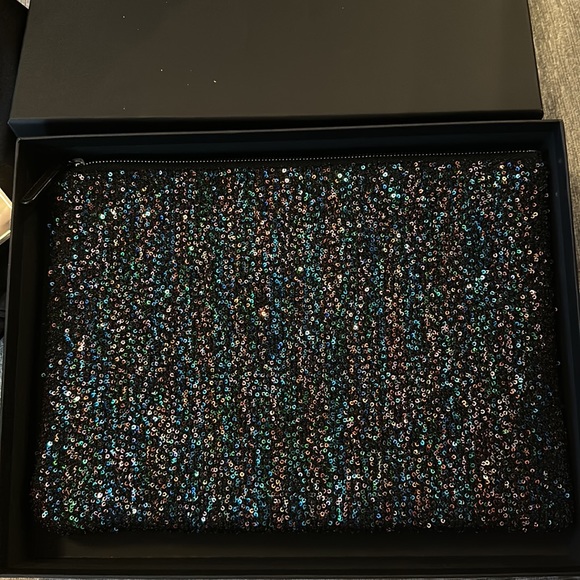Chanel Sequin O-Case NIB - Picture 2 of 4